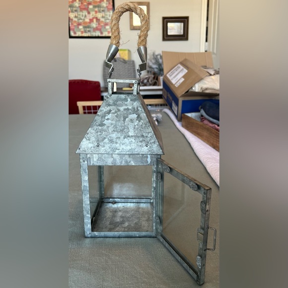 Galvanized lantern with rope handle - Picture 2 of 4